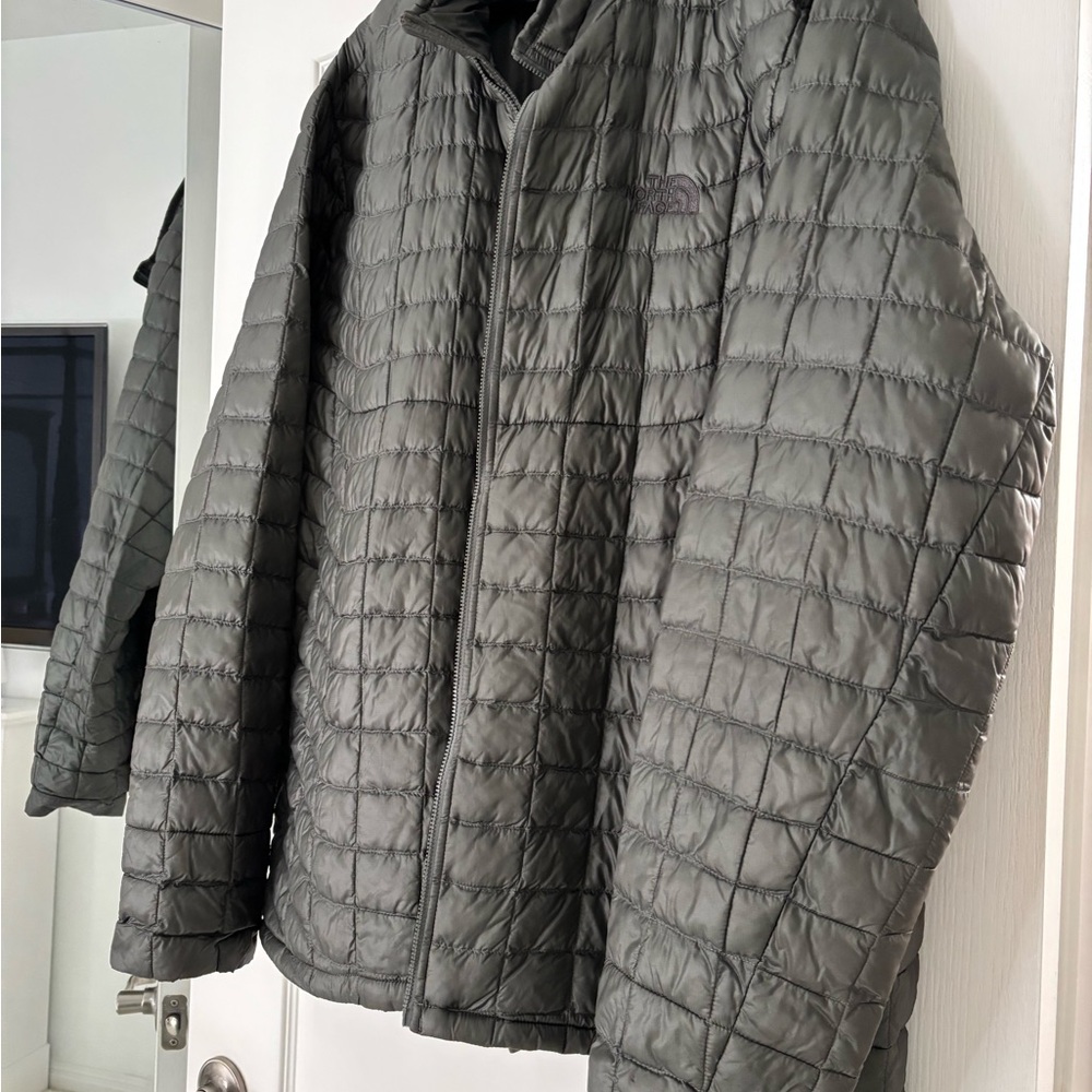 The North Face Green Puffer Jacket with Quilted Pattern and Relaxed Fit
